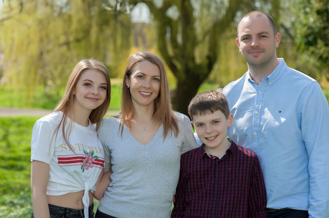 Relaxed outdoor family portrait by Peter Farrar Portraits